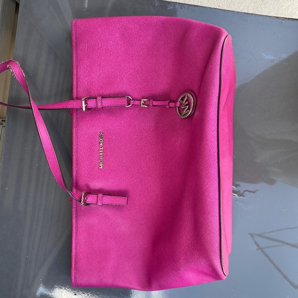 Magenta Micheal Kors bag ( HOT PINK) - Picture 1 of 5